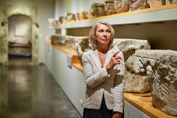 Femme Explorant Les Expositions Médiévales Musée — Photo