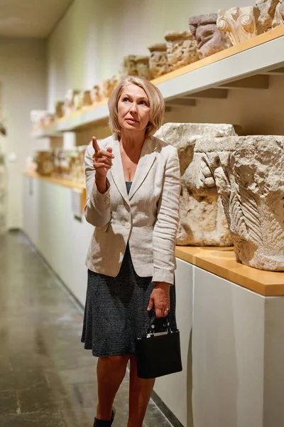 Portrait Une Femme Visitant Musée Une Galerie Art — Photo