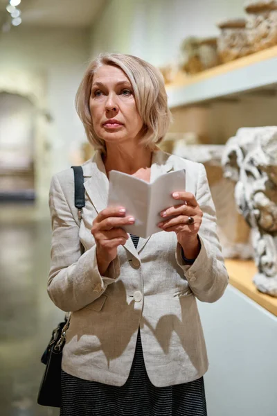 Volwassen Vrouw Bezoek Bij Art Museum — Stockfoto