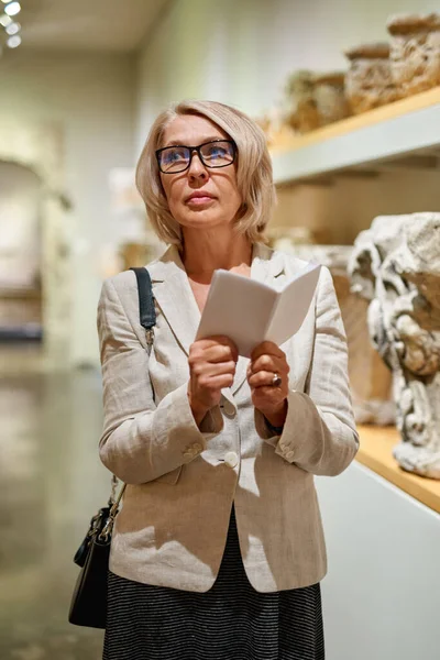 Vrouw Verkent Middeleeuwse Exposities Het Museum — Stockfoto