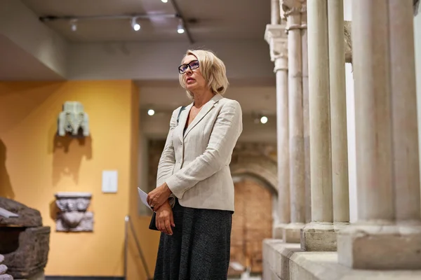 Femme Mature Visiteur Près Des Colonnes Dans Musée Historique — Photo