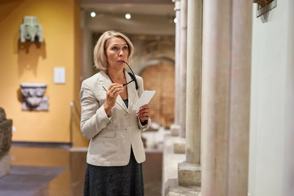 Mulher Segurando Guia Dentro Museu — Fotografia de Stock