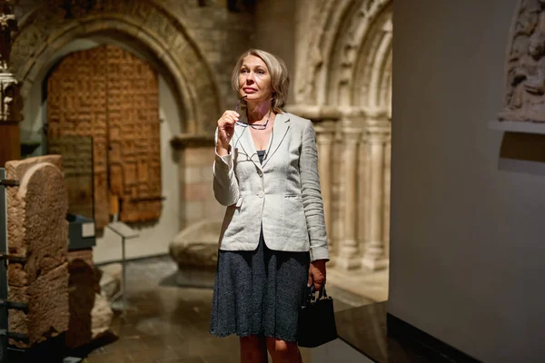 Mulher Explorando Exposições Medievais Museu — Fotografia de Stock