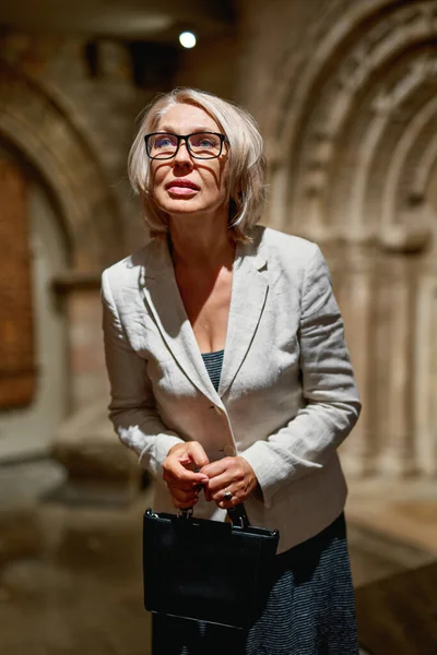 Mulher Madura Visitando Museu Antigo — Fotografia de Stock