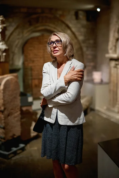 Portrait Une Femme Visitant Musée Une Galerie Art — Photo