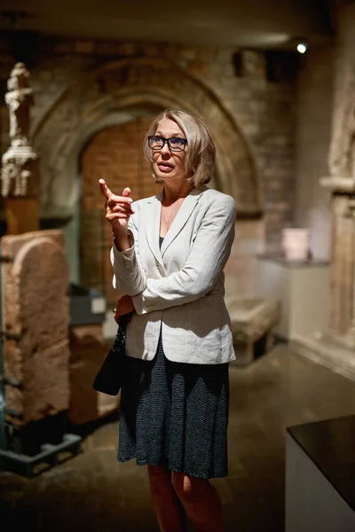 Portrait Une Femme Visitant Musée Une Galerie Art — Photo