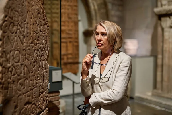 Femme Explorant Les Expositions Médiévales Musée — Photo