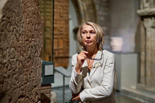 Femme Explorant Les Expositions Médiévales Musée — Photo