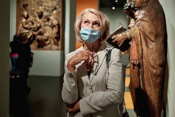Mulher Explorando Exposições Medievais Museu — Fotografia de Stock