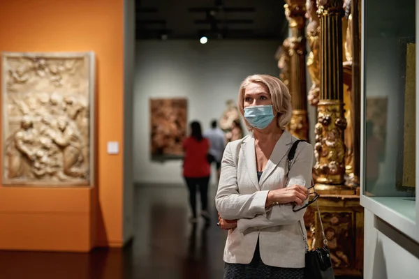 Femme Visitant Musée Portant Masque Antivirus — Photo