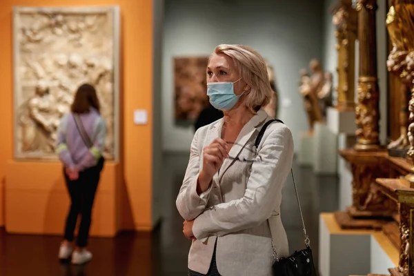 Mulher Visitando Museu Vestindo Uma Máscara Antivírus — Fotografia de Stock