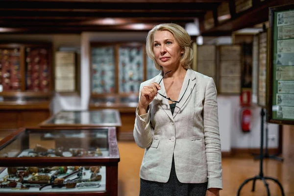 Müzede sergileri keşfeden kadın.