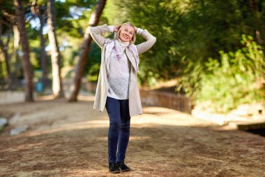 Ormandaki zarif olgun bir kadının portresi.