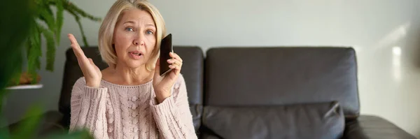 Dojrzała Kobieta Rozmowie Telefonicznej Siedzi Kanapie Salonie Domu — Zdjęcie stockowe