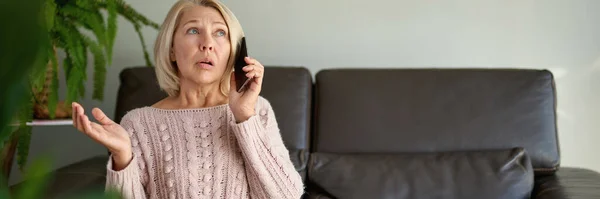 Frau Telefoniert Auf Einem Sofa Wohnzimmer Eines Hauses — Stockfoto