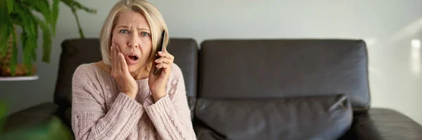 Senior Vrouw Een Telefoongesprek Zittend Een Bank Woonkamer Een Huis — Stockfoto