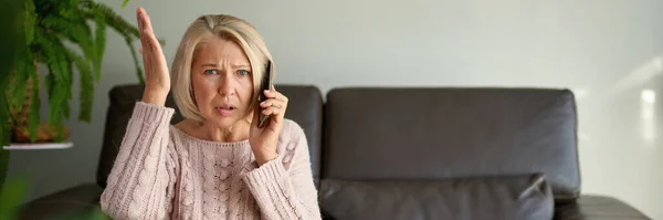 Пожилая Женщина Телефонном Разговоре Сидит Диване Гостиной Доме — стоковое фото