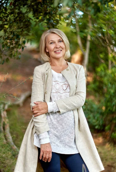 Portret Van Een Elegante Volwassen Vrouw Het Bos — Stockfoto