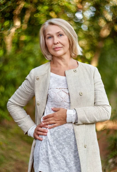 Porträt Einer Eleganten Reifen Frau Wald — Stockfoto