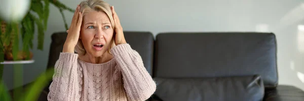 Frau Leidet Unter Kopfschmerzen Und Stress Wenn Sie Ihre Hände — Stockfoto