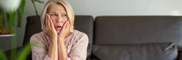 Vrouw Lijden Aan Een Hoofdpijn Stress Houden Haar Handen Aan — Stockfoto