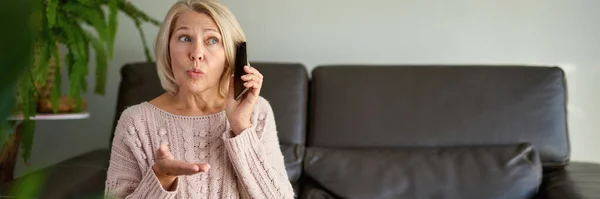 Mogen Kvinna Ett Telefonsamtal Sitter Soffa Vardagsrummet Ett Hus — Stockfoto