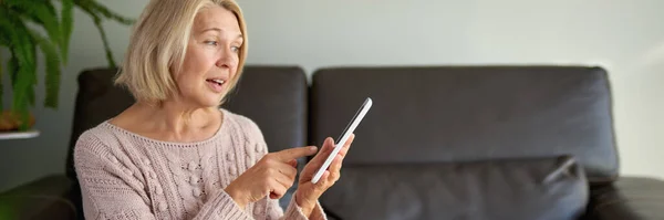Volwassen Vrouw Zittend Bank Met Behulp Van Digitale Tablet Surfen — Stockfoto