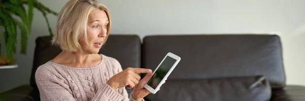 Kanepede Oturup Dijital Tablet Kullanan Olgun Bir Kadın Evdeki Tablet — Stok fotoğraf