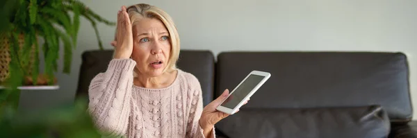 Triest Depressief Volwassen Vrouw Zitten Bank Met Behulp Van Digitale — Stockfoto