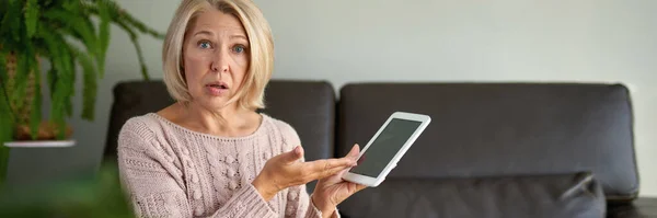 Kanepede Oturup Dijital Tablet Kullanan Olgun Bir Kadın Evdeki Tablet — Stok fotoğraf