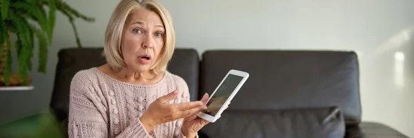 Volwassen Vrouw Zittend Bank Met Behulp Van Digitale Tablet Surfen — Stockfoto