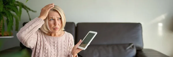 Triste Depressa Donna Matura Seduta Sul Divano Utilizzando Tablet Digitale — Foto Stock