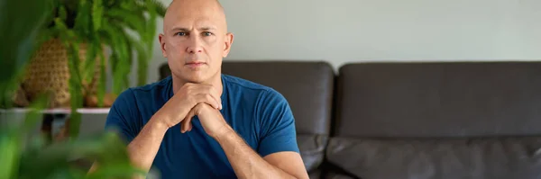 Retrato Homem Olhando Para Câmera Enquanto Sentado Sofá — Fotografia de Stock