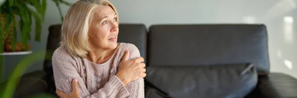 Nahaufnahme Porträt Seniorin Sitzt Auf Sofa — Stockfoto