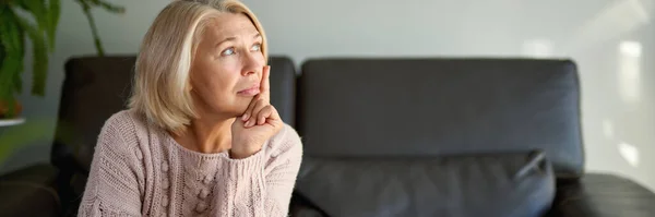 Nahaufnahme Schöne Erwachsene Frau Die Auf Dem Sofa Sitzt — Stockfoto