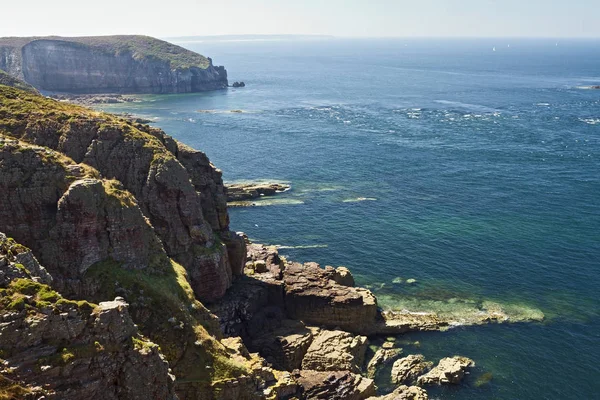 Pembe Kireçtaşı Kayalıklarla Yeşil Mavi Deniz Cap Frehel Brittany Frangı — Stok fotoğraf