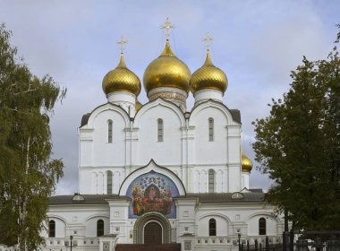 Yaroslavl varsayım Katedrali (veya Uspensky Sobor) onun histor sırasında birkaç kez yeniden inşa edildi