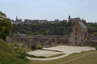 Fougeres Kalesi cazibe ve harika manzara dolu