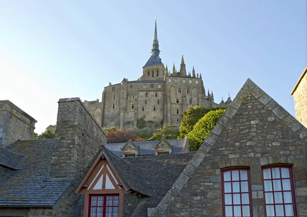 Mont Saint Michel Stenmurar Och Korsvirkeshus Som Leder Upp Till — Stockfoto