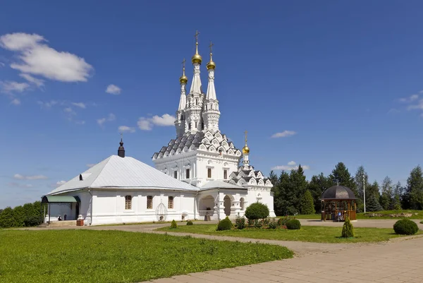 つのドーム型の地方の町 Vyazm で聖なる母 Hodegetria のスモレンスク アイコンの石造りの教会 — ストック写真
