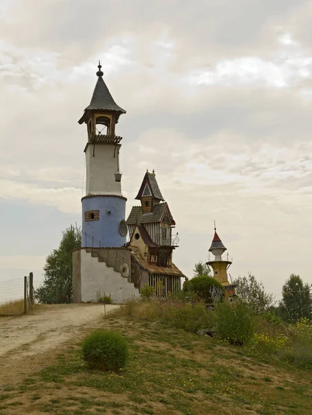 美丽的房子与童话般的炮塔疯狂的建筑 — 图库照片