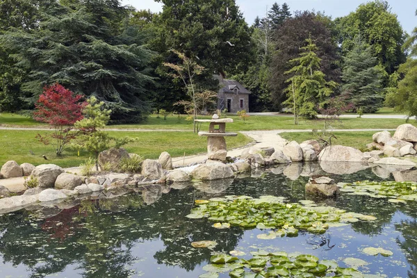 Lanterne Pierre Sculptée Dans Parc Botanique Haut Bretagn — Photo