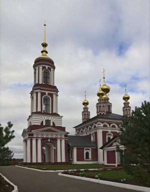 Üç katmanlı çan kulesi ile süslü beş kubbeli kilise kilise Archangel Michael Mihaly olduğunu