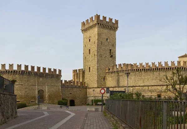 Château Vigoleno Est Entouré Par Puissant Mur Taillis — Photo