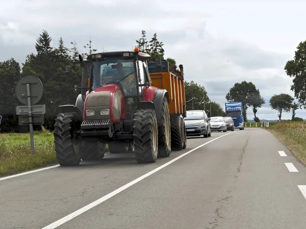 Tractor Tracción Las Cuatro Ruedas Movimiento Del Remolque Roa Imagen de stock