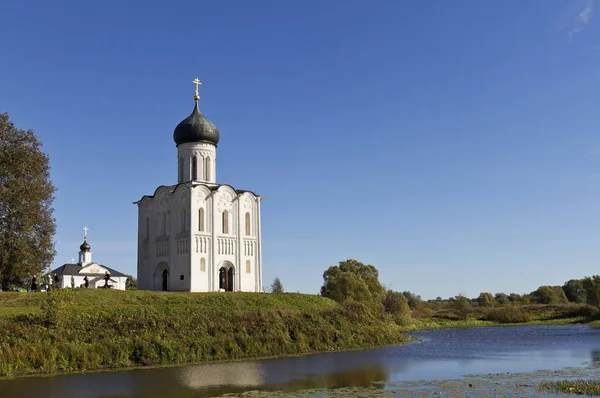 Iglesia Intercesión Santísima Virgen Río Nerl Una Iglesia Ortodoxa Símbolo —  Fotos de Stock