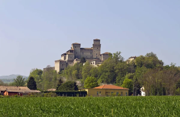 Castle Torrechiara Čtyři Obdélníkové Věže Propojených Dvojitou Čárou Merloned Stěn — Stock fotografie