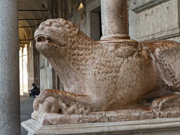 Лев на базі кафедрального собору Кремона — стокове фото