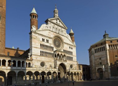 Cremona Katedrali cephesi