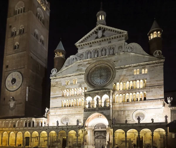 夜遅くにクレモナ大聖堂のファサード — ストック写真
